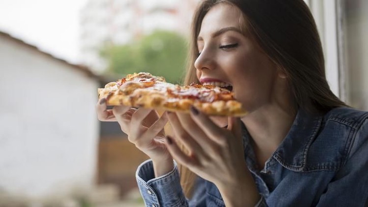 Siapa Bunda dan keluarga yang hobi makan junk food bahkan bisa dibilang ketagihan? Agar tak ketagihan junk food, ada 5 hal yang mesti dihindari.