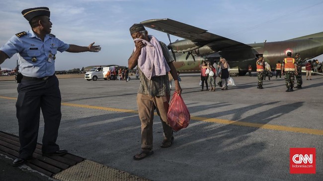 50 warga NTB di Papua diberangkatkan menggunakan pesawat komersil via Makassar menuju Bima. Para perantau di Wamena itu sebelumnya sempat diungsikan ke Jayapura