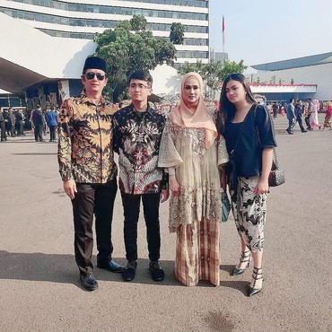 Siapa Sosok Pria Misterius yang Temani Mulan Jameela Saat Pelantikan DPR?