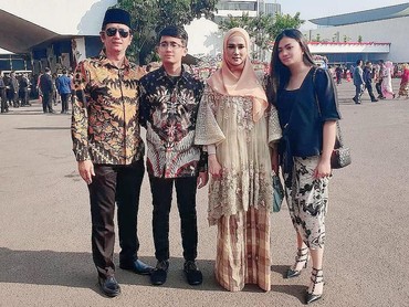 Siapa Sosok Pria Misterius yang Temani Mulan Jameela Saat Pelantikan DPR?