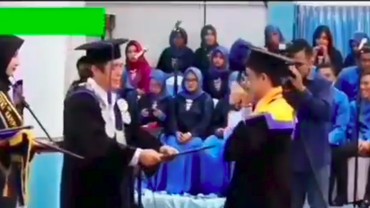 Viral, Wisudawan Goyang Khas 'Entah Apa yang Merasukimu' di Depan Rektor
