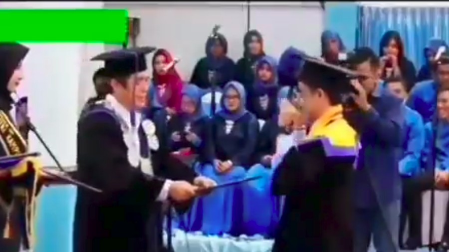 Lagu Entah Apa yang Merasukimu viral dan diikuti oleh seorang wisudawan.