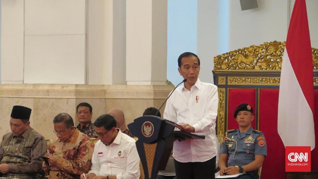 Jokowi mengakui kesulitan mencegah 'banjir' dana APBN dan APBD triliunan di akhir tahun karena ketidakmampuan kementerian, lembaga, pemda mengelola anggaran.