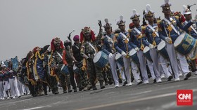 HUT ke-74, TNI Dapat Kejutan Kue dari Brimob