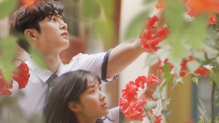 Extraordinary You diangkat dari kisah Webtoon yang berjudul July Found by Chance. Drama yang rilis pada 2018 ini dikenal karena memiliki alur cerita yang unik.
