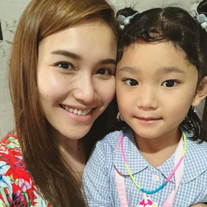 <p>Ayu yang masih berdaster, mengajak Bilqis yang sudah rapi mengenakan seragam sekolahnya. (Foto: Instagram @ayutingting92)  </p>