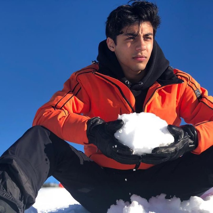 <p>Mengikuti jejak sang ayah, Aryan Khan juga terjun ke dunia hiburan. Terbaru, Aryan Khan disebut akan memulai debutnya menjadi sutradara. (Foto: Instagram @___aryan___)</p>