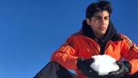 <p>Mengikuti jejak sang ayah, Aryan Khan juga terjun ke dunia hiburan. Terbaru, Aryan Khan disebut akan memulai debutnya menjadi sutradara. (Foto: Instagram @___aryan___)</p>