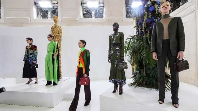 Schiaparelli yang berbasis di Paris dan rumah mode Ralph&Russo yang berasal dari Inggris menjadi contoh model bisnis mode super eksklusif namun berisiko tinggi.