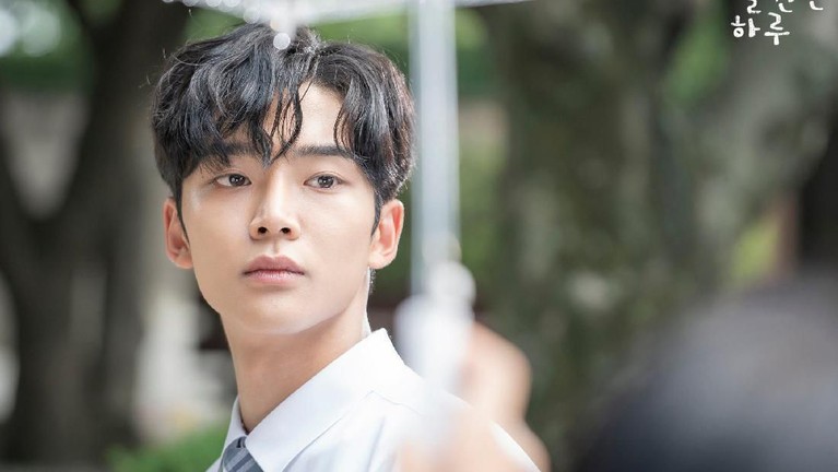 7 Aktor Drama Korea yang Tetap Tampan saat Menangis Akting totalitas saat menangis dalam Drama Korea, 7 aktor ini dipuji penonton karena masih terlihat tampan meski sedang menitikan air mata.