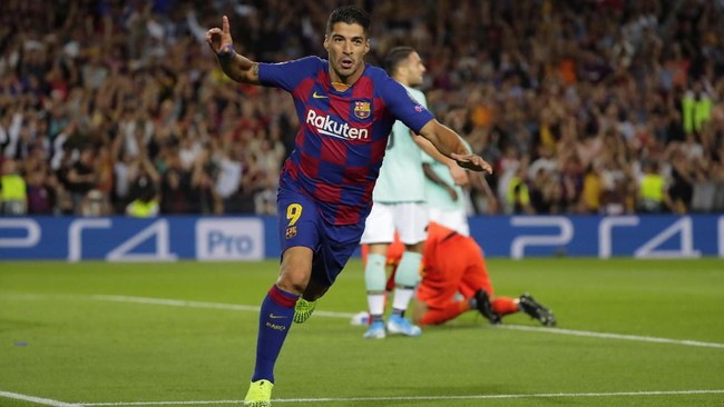 Luis Suarez meluruskan rumor yang beredar bahwa pemain Barcelona sempat menolak pemotongan gaji karena pandemi virus corona.