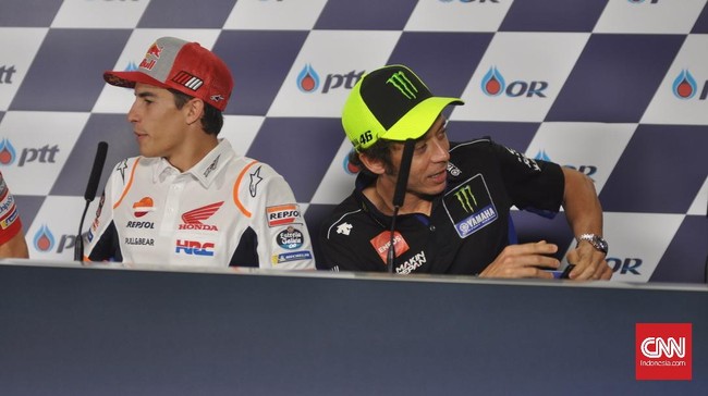 Valentino Rossi dan Marc Marquez tak saling tegur meski duduk bersebelahan di sesi konferensi pers jelang MotoGP Thailand.