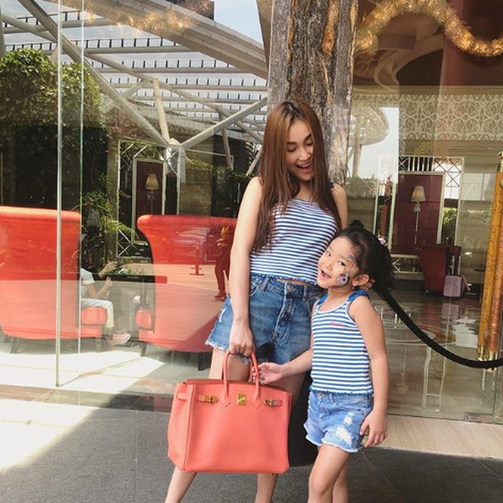 <p>Saatnya bersantai di hari Sabtu. Kali ini Ayu dan Bilqis tampil memakai baju kembaran lagi. (Foto: Instagram @ayutingting92)    </p>