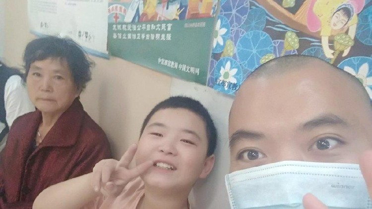 Hiks! Seorang anak dari China rela menaikkan berat badannya 18 kg demi bisa mendonorkan sumsum tulang belakangnya untuk sang ayah yang mengidap kanker darah.