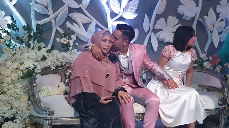 Seorang ibu sampai menangis setelah diperlakukan buruk di pesta pernikahan anaknya.