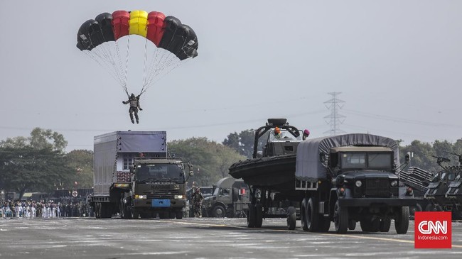 Suasana gladi bersih upacara parade dan defile HUT ke-74 TNI di Taxy Way Echo Lanud Halim Perdanakusuma, Jakarta, Kamis, 3 Oktober 2019. Peringatan HUT ke-74 TNI akan dilaksanakan di lokasi yang sama pada Sabtu, 5 Oktober 2019, dengan mengangkat tema "TNI Profesional Kebanggaan Rakyat". CNN Indonesia/Bisma Septalisma