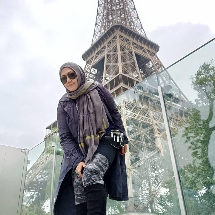 <p>Sukses terus untuk karier <em>The Living Legend</em> Mel Shandy. Bahagia selalu bersama keluarga. (Foto: Instagram @melshandymel)</p>