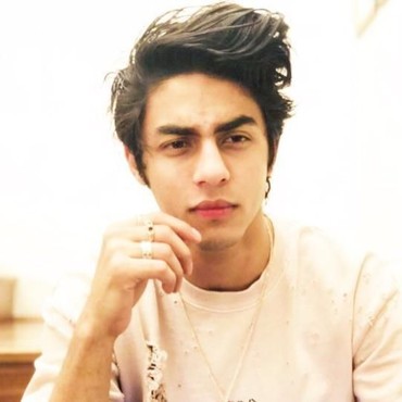 Wajah Tampan Anak Shah Rukh Khan yang Bikin Salah Fokus hingga Viral