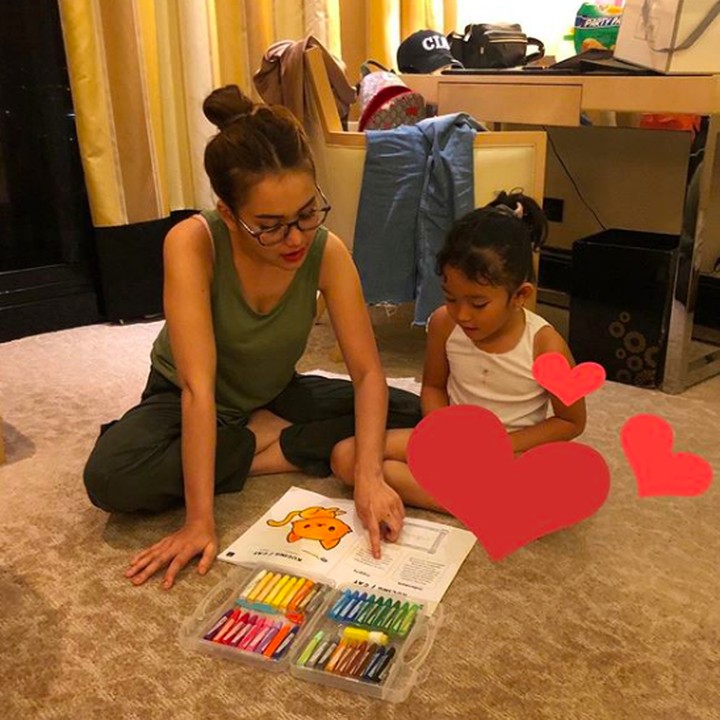<p>Mengajari Bilqis membaca dan mewarnai. Kegiatan yang seru nampaknya untuk Ayu dan Bilqis. (Foto: Instagram @ayutingting92)    </p>