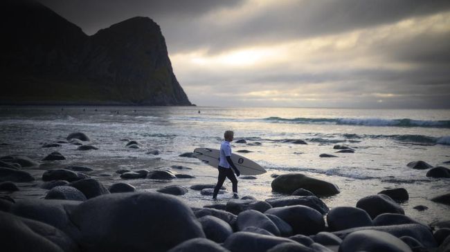 Tak seperti Bali yang dianugerahi matahari terik, surfing di Teluk Unstad bernuansa mendung namun ombaknya tetap menantang.