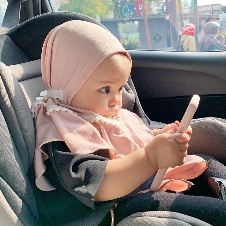 <p>Polah lucunya seperti ini, Bunda. Shireen kayak orang dewasa yang serius saat pegang ponsel genggamnya ya? (Foto: Instagram @hamidahrachmayanti)</p>