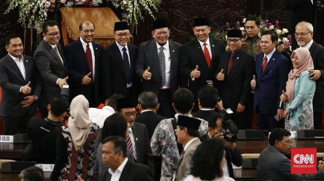 Sejumlah petinggi MPR RI merespons tanggapan Jokowi yang meminta jajaran menteri berhenti bicara jabatan presiden 3 periode.