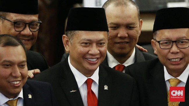 Ketua MPR Bambang Soesatyo melontarkan pantun di sidang tahunan MPR RI 2022. Ia menyinggung capres hingga koalisi pemilu 2024.