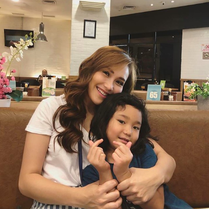 <p>Di sela-sela break syuting, Ayu menghabiskan waktunya bareng Bilqis. (Foto: Instagram @ayutingting92)  </p>