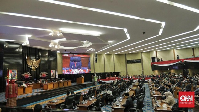 Sekretaris DPRD DKI Jakarta M Yuliadi menjelaskan buku dan pulpen diperlukan sebagai alat komunikasi antara warga dan anggota dewan saat reses.