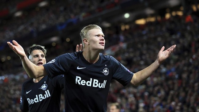 Penyerang berbakat asal Norwegia, Erling Haaland berlabuh di Borussia Dortmund meski disebut masuk dalam daftar buruan Manchester United (MU).
