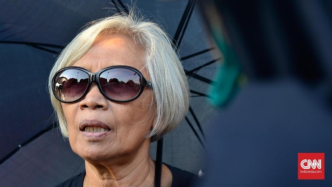 Keluarga korban pelanggaran HAM meminta Presiden Jokowi menindaklanjuti sejumlah kasus pelanggaran HAM di masa lalu, seperti peristiwa Semanggi I dan II.