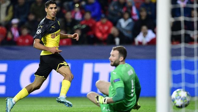 Hasil Liga Champions: Dortmund Menang, Napoli Imbang Borussia Dortmund menuai kemenangan 2-0 atas Slavia Praha pada matchday kedua Liga Champions, sementara Napoli hanya bermain imbang tanpa gol lawan Genk.
