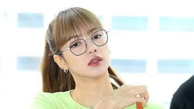 Lisa BLACKPINK Pamer Pinggang Semut di Bandara Korea Selatan Lisa BLACKPINK Pamer Pinggang Semut di Bandara Korea Selatan