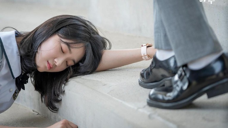 Alur yang unik itu, membuat jalan cerita drama ini sulit ditebak lantaran banyak kejadian dan adegan-adegan tak terduga.
