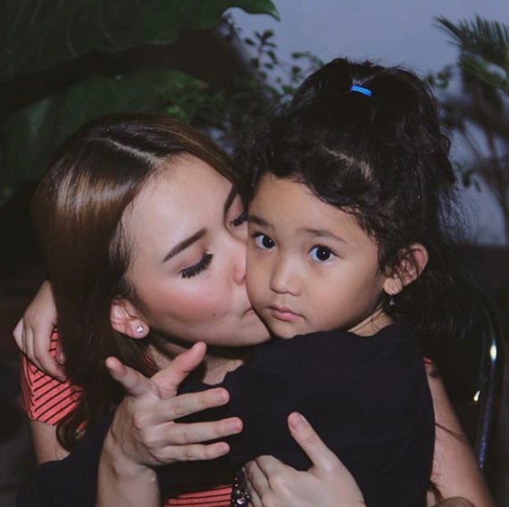 <p>Ayu Ting Ting cukup dekat dengan anak perempuannya, Bilqis Khumairah Razak. (Foto: Instagram @ayutingting92)    </p>