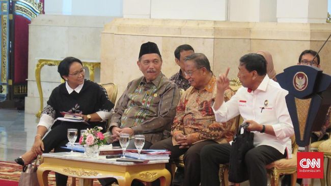 Menko Kemaritiman Luhut Panjaitan tampil tak biasa dalam Sidang Kabinet Terakhir bersama Jokowi-Jusuf Kalla, yakni kemeja dan peci hitam.