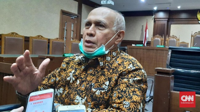 Kivlan Zen divonis pidana penjara empat bulan 15 hari oleh Majelis Hakim PN Jakpus terkait kasus kepemilikan senjata api ilegal dan peluru tajam.