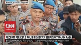VIDEO: Propam Periksa 6 Polisi Pembawa Senpi Saat Unjuk Rasa