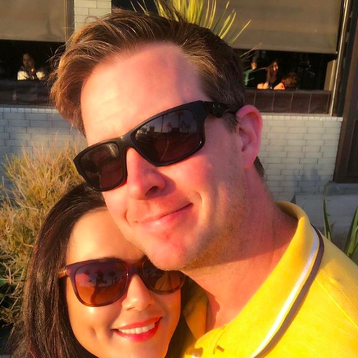 <p>Jangan baper lihat kemesraan Preity Zinta dan suami ya, Bun. He-he-he. (Foto: Instagram/ @realpz)</p>
