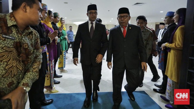 Anies Baswedan mengubah Pergub Perjalanan Dinas Dalam dan Luar Negeri untuk mengakomodasi dinas dengan jumlah rombongan besar.