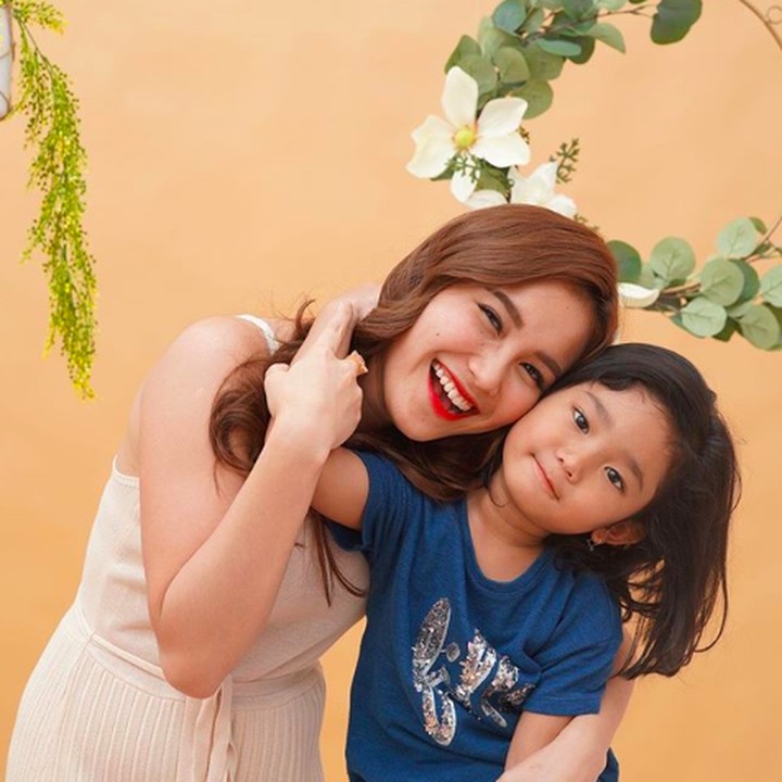 <p>Kalau pose seperti ini, Bilqis makin mirip dengan Ayu Ting Ting kan? (Foto: Instagram @ayutingting92)  </p>