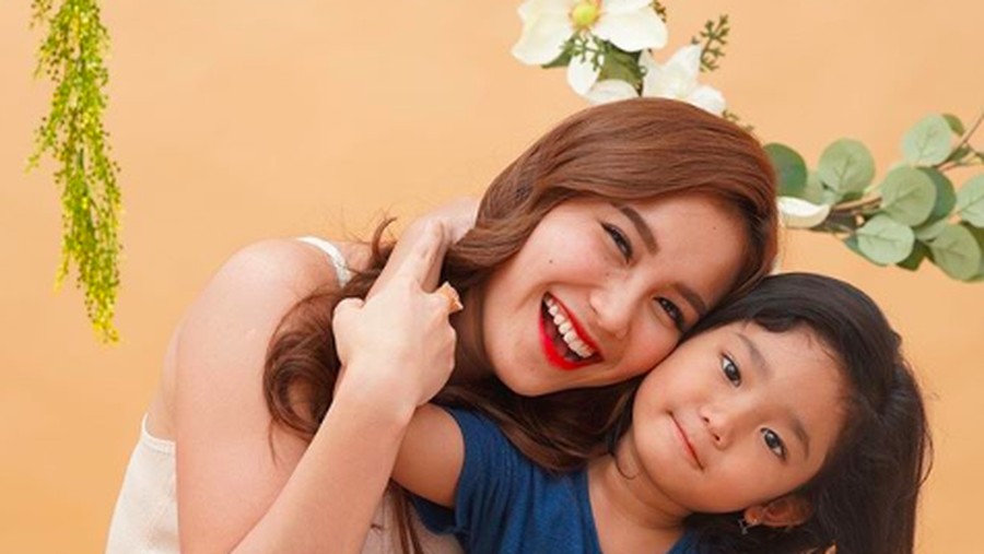 ayu ting ting dan anak perempuannya, Bilqis.