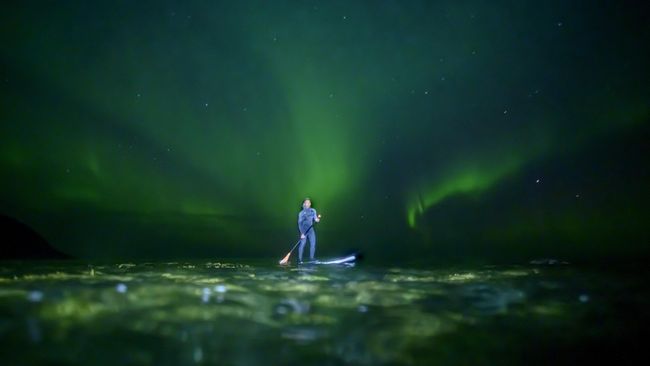 Foto Berselancar Di Bawah Aurora