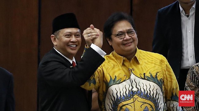 Persaingan antara Airlangga Hartarto dan Bamsoet dalam perebutan kursi Ketum Golkar memasuki babak baru jelang munas yang rencananya digelar Desember nanti.