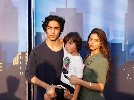 7 Potret Cantik & Tampan Ketiga Anak Shah Rukh Khan