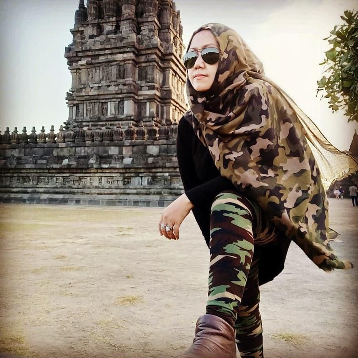 <p>Mel Shandy menikah dengan Deddy Mulya pada 2000, dan memiliki dua anak perempuan, Zaneta dan Zeline. Tapi, mereka bercerai dua tahun kemudian. Mel Shandy menikah lagi dengan Ido Muslim dan dikaruniai satu anak, Alif. Namun, sang suami meninggal pada 14 Juli lalu. (Foto: Instagram @melshandymel)</p>