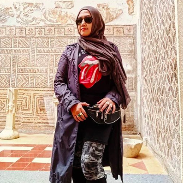 <p>Sebagai <em>single mother</em>, wajar kalau Mel Shandy masih eksis dari panggung ke panggung rock di berbagai daerah di Indonesia. Ia pun sudah bergabung dengan grup Ki Ageng Ganjur sejak 2000. (Foto: Instagram @melshandymel)</p>
