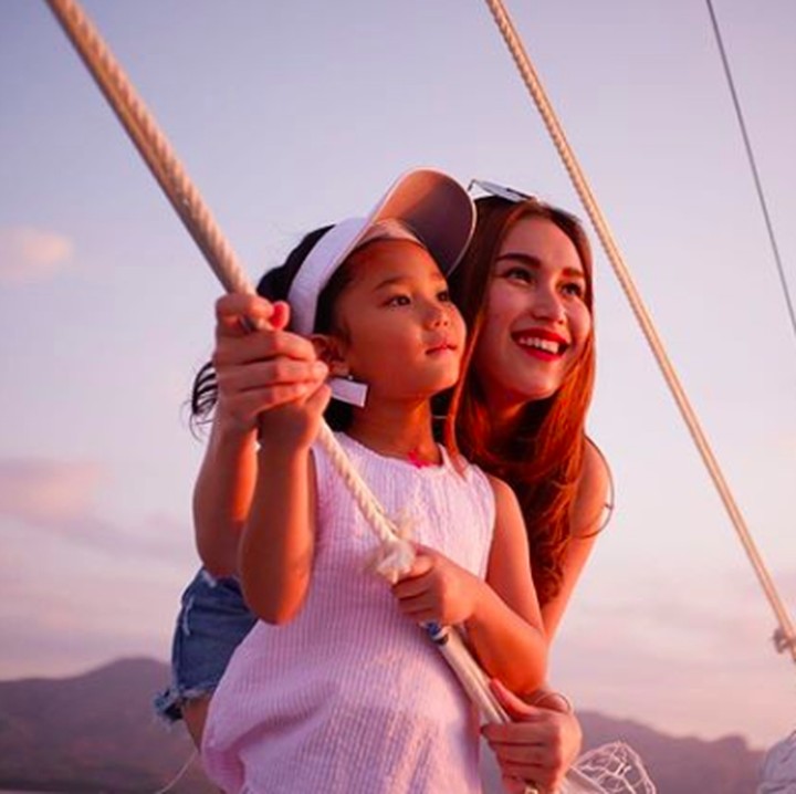 <p>Liburan bareng keluarga ke Pulau Komodo, Nusa Tenggara Timur. (Foto: Instagram @ayutingting92)    </p>