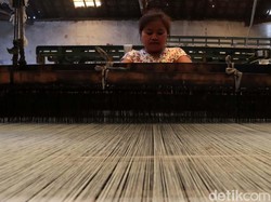 Dibayangi PHK, Buruh Pabrik Tekstil Dapat THR Lebaran?