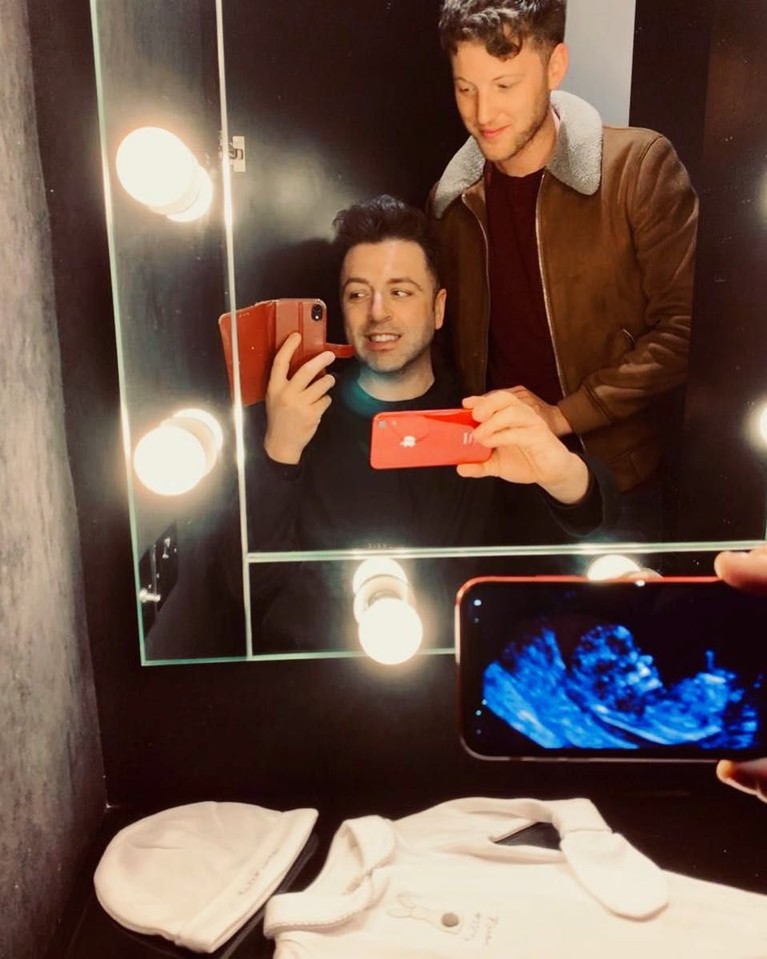 Ini dia enam potret kebersamaan Mark Westlife dan pasangan prianya yang baru saja dikaruniai anak pertama.